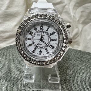 NWOT…GENEVA QUARTZ WATCH, WHITE BAND LED WATCH COLOR CHANGING. AMAZING ☑️